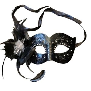 Mardi Gras Feather Accent Mask